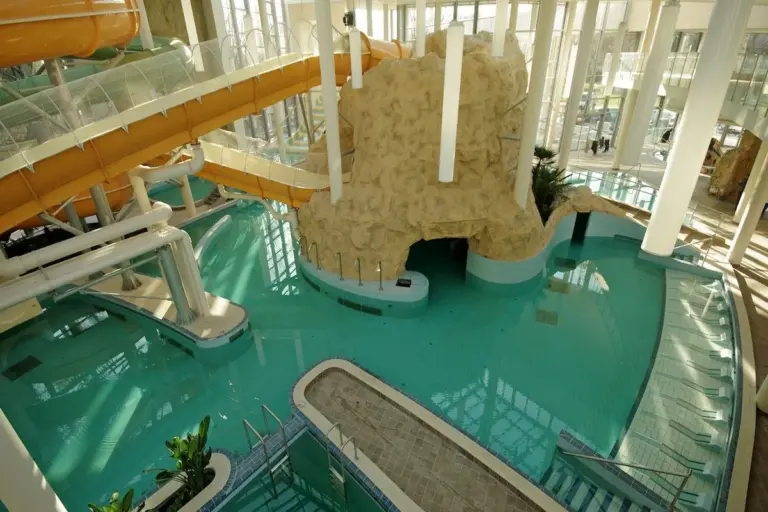 Az Aqua Palota élménymedencéje sziklafallal és csúszdával