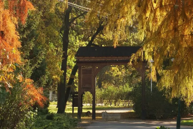 Őszi park fa pavilonnal Gyulán