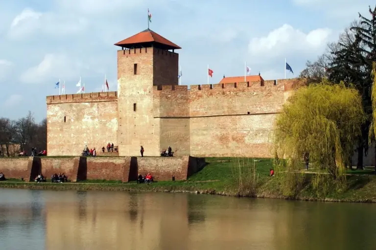 A gyulai téglavár a tó partján