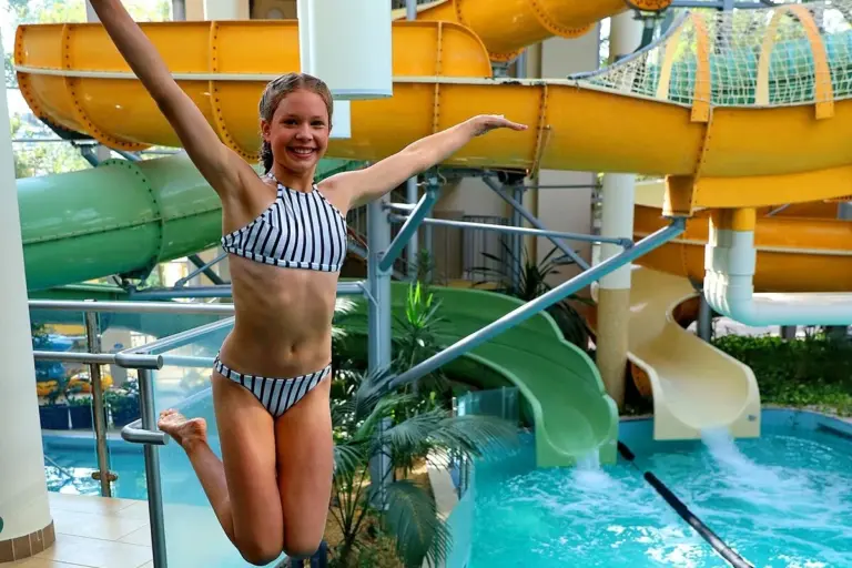 Kislány a vízicsúszdák előtt az Aqua Palotában