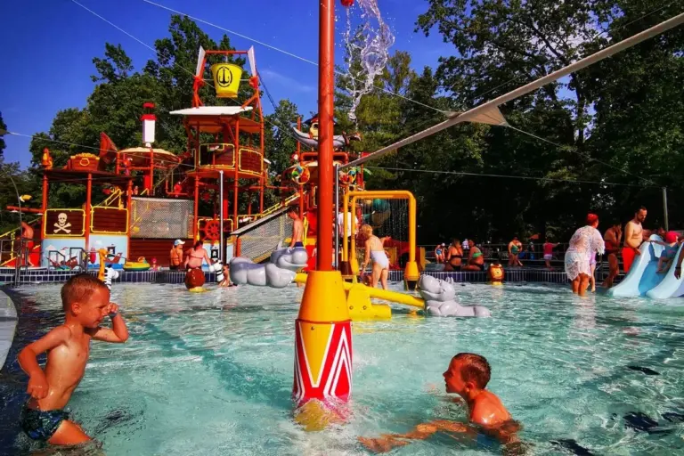 Kalózhajós gyerekjátszó a Várfürdő élményparkjában