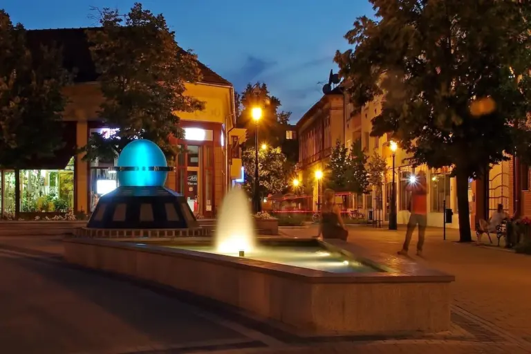 Esti szökőkút a gyulai sétálóutcán