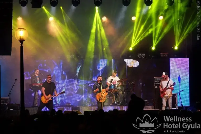Rockkoncert fényshow-val a gyulai rendezvényen