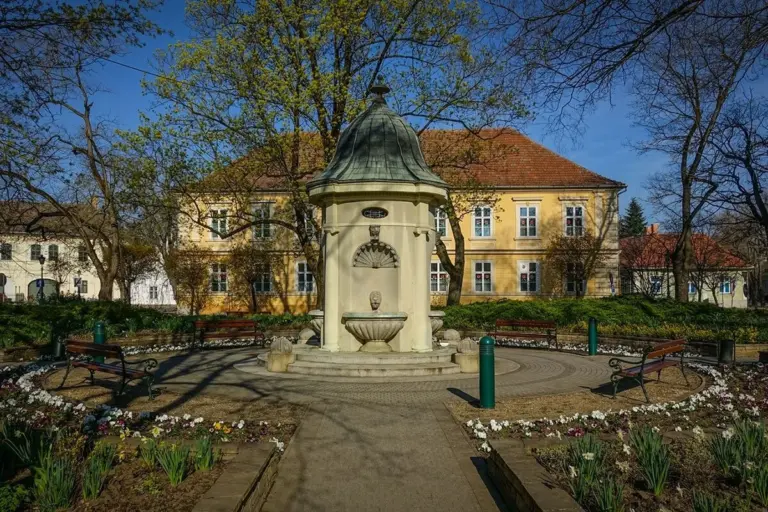 Szökőkút a kastélypark előtt Gyulán