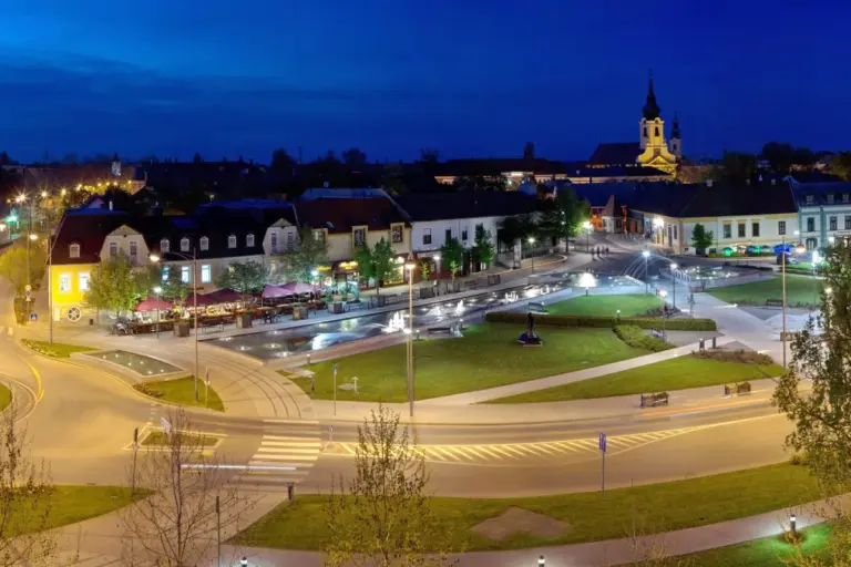 Gyula főtere esti fényben, madártávlatból
