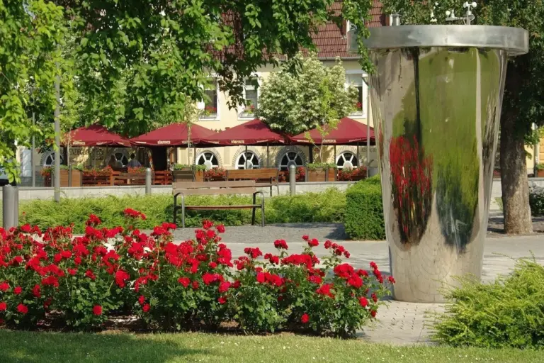 Virágos park és vendéglátóteraszok Gyulán