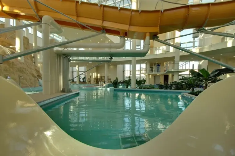 Az Aqua Palota beltéri medencéje és csúszdaalagútjai