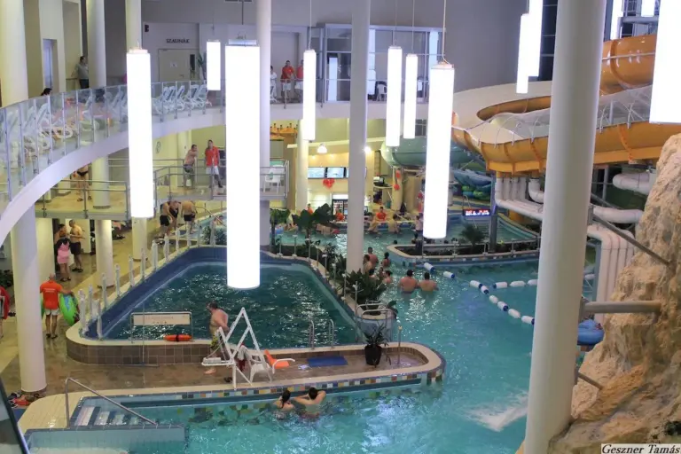 Élménymedence világító oszlopokkal az Aqua Palotában