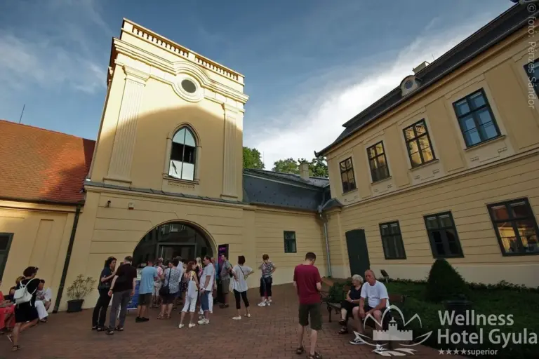 Látogatók a gyulai Almásy-kastély udvarán
