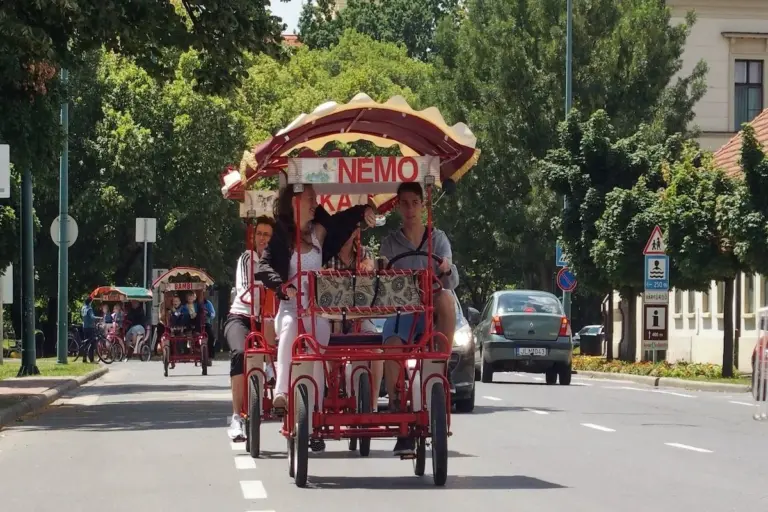 Bringóhintó a gyulai utcán