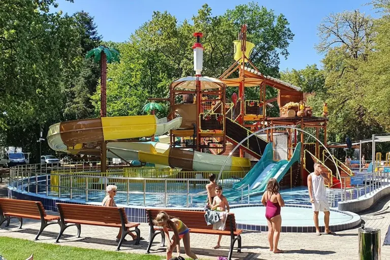 Kalózhajós élménypark a Várfürdő gyermekmedencéjénél