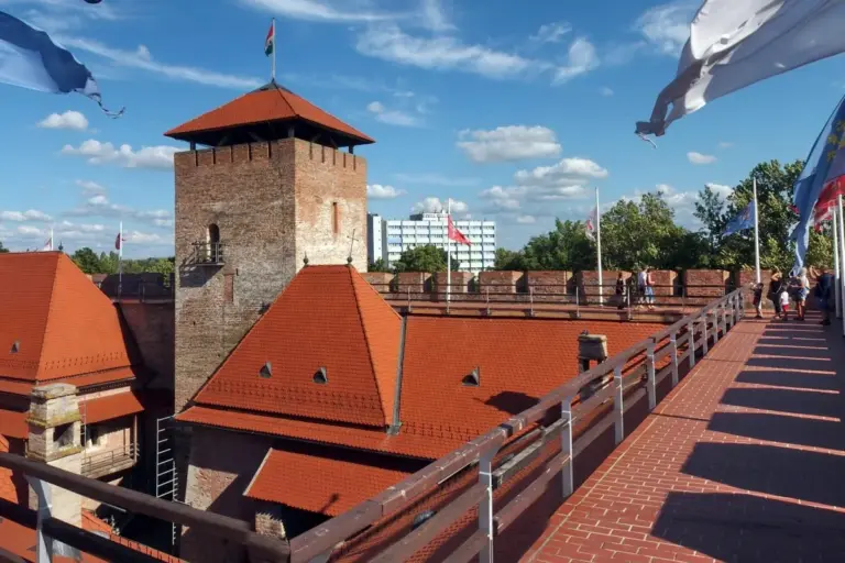 A gyulai vár tetőterasza zászlókkal