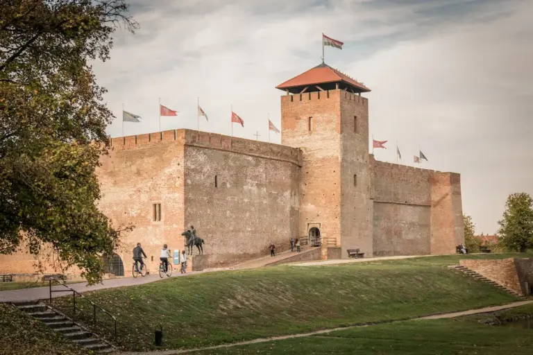 A gyulai vár bejárata látogatókkal