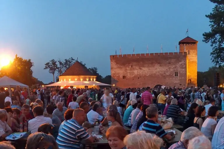 Esti fesztivál a gyulai vár tövében