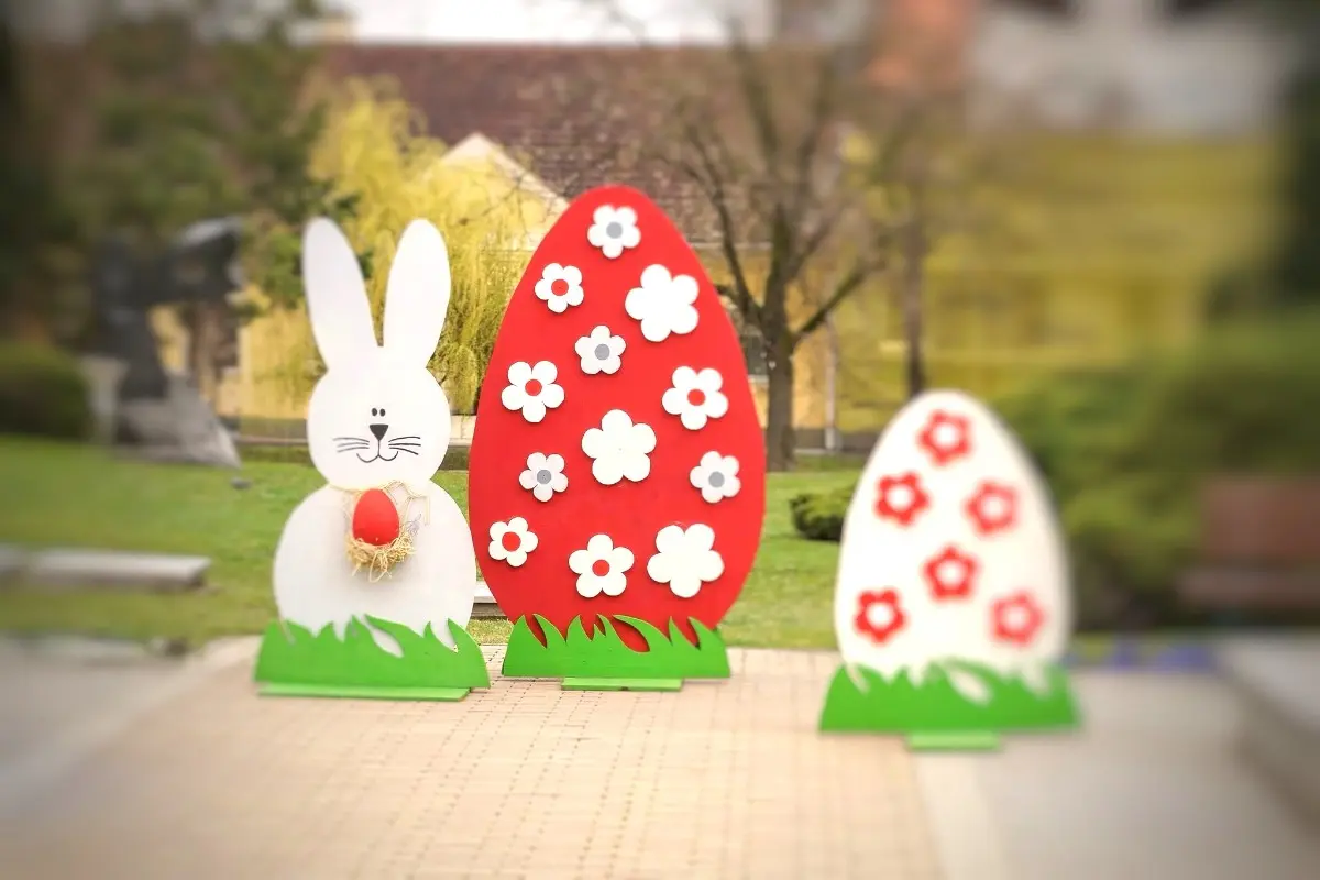 Húsvéti nyuszi- és tojásfigurák a szálloda parkjában