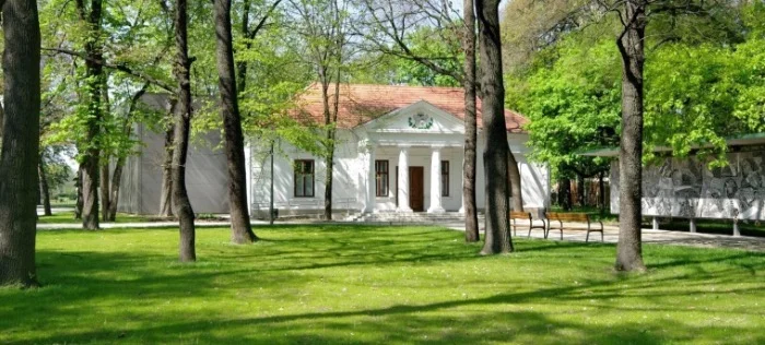 A Kohán Képtár épülete a gyulai parkban