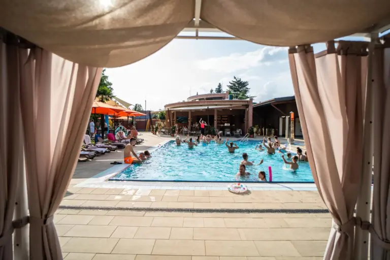 Kültéri medence a pihenőkabinból nézve