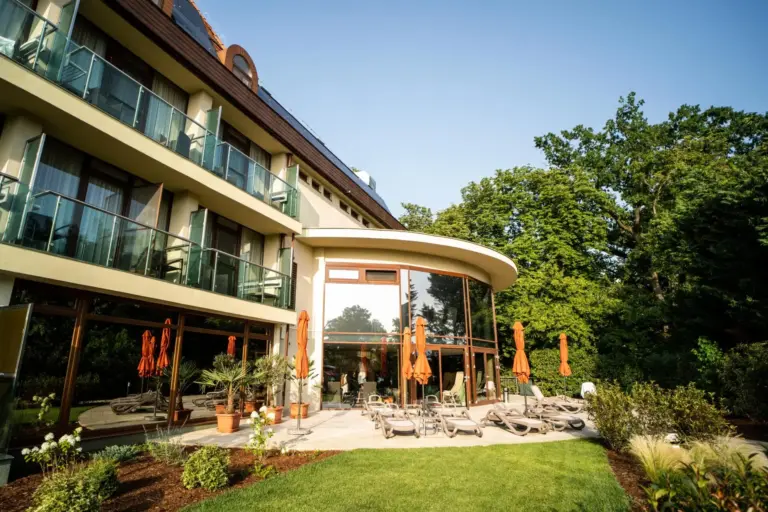 A Wellness Hotel Gyula épülete a kertre néző terasszal