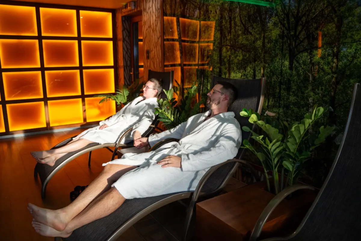 Pár pihen fürdőköpenyben a relaxszobában