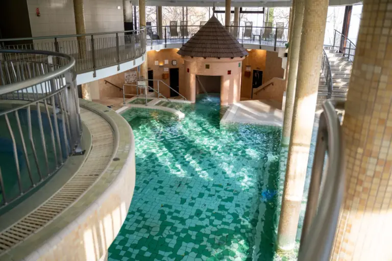 Beltéri medence zsúptetős pavilonnal