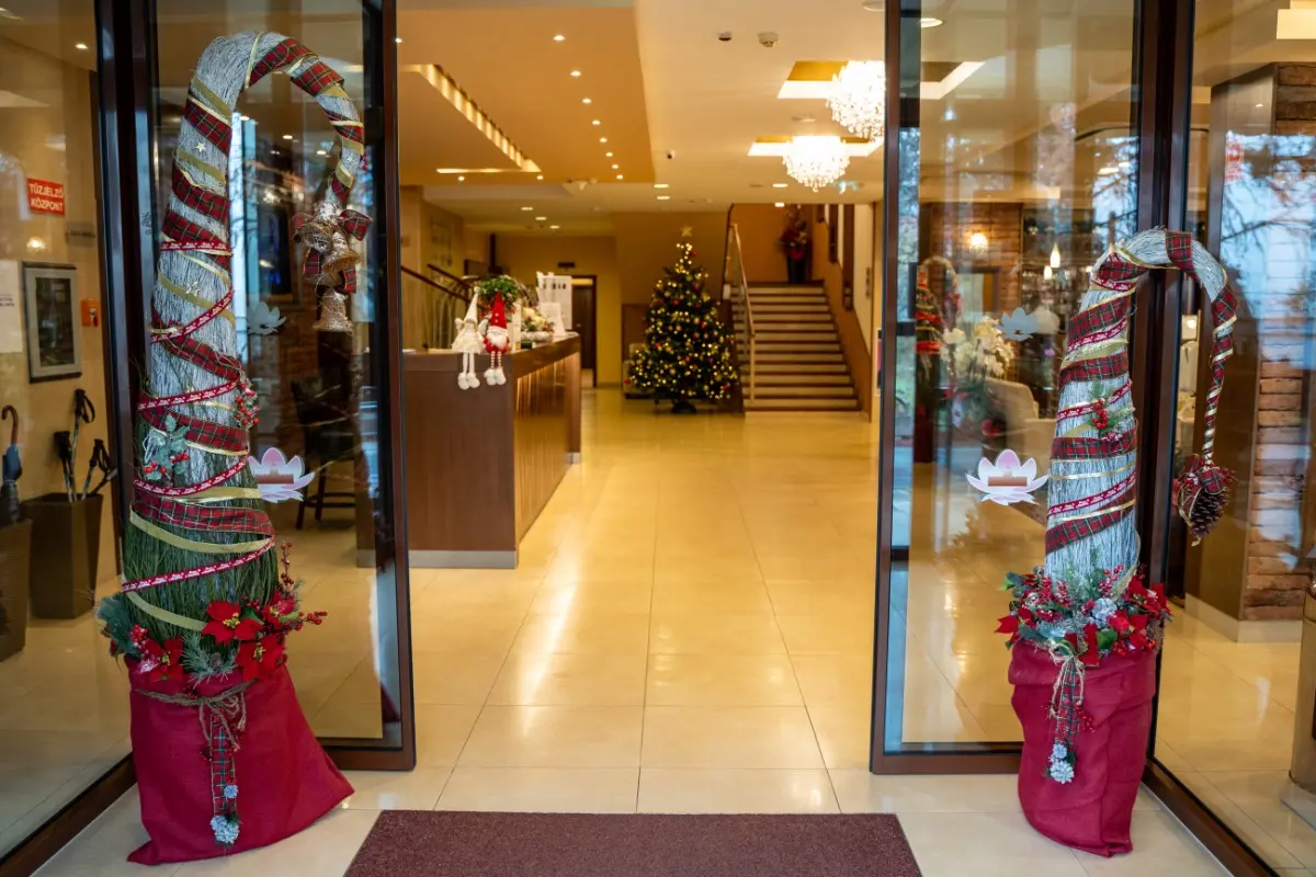 Karácsonyra díszített szállodai előtér karácsonyfával