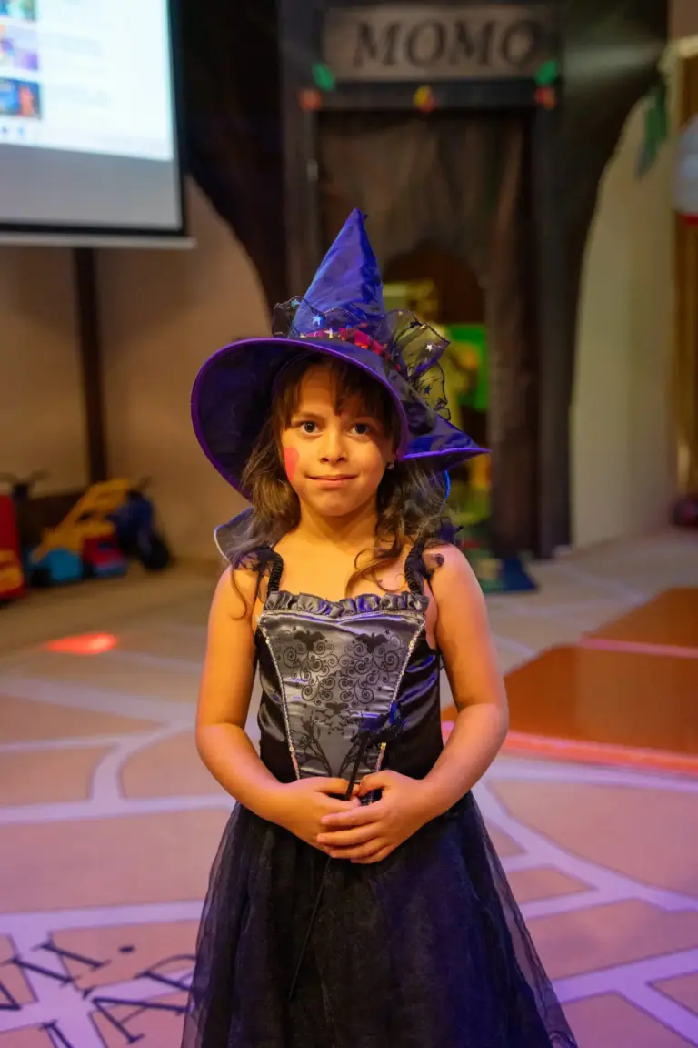 Boszorkányjelmezes kislány a Halloween-partin