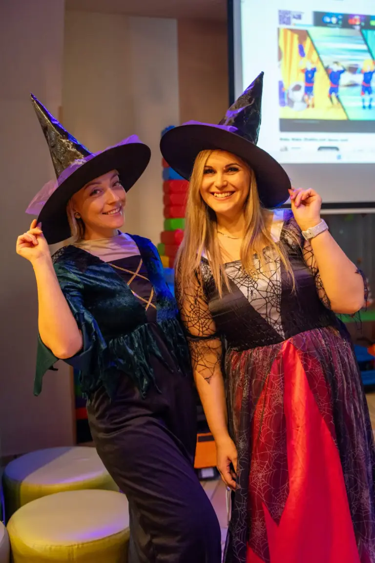 Jelmezes animátorok a Halloween-partin