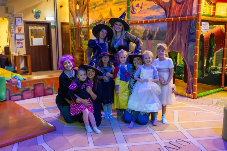 Jelmezes gyerekek csoportképe a Halloween-partin