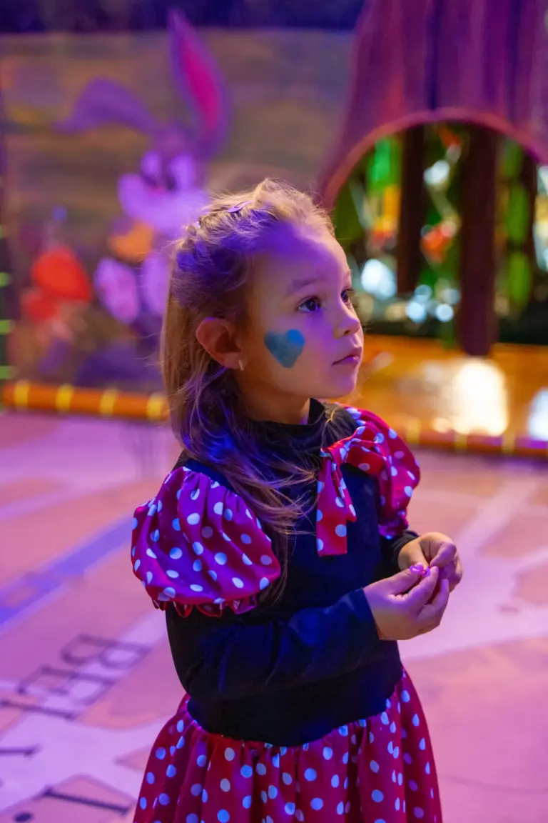 Arcfestéses kislány az UV diszkón