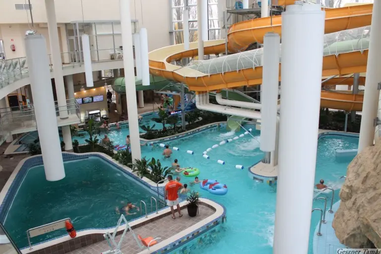 Az Aqua Palota élményfürdő látképe csúszdákkal