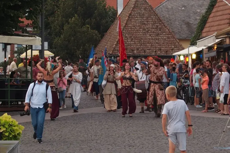 Néptáncos felvonulás a gyulai belvárosban