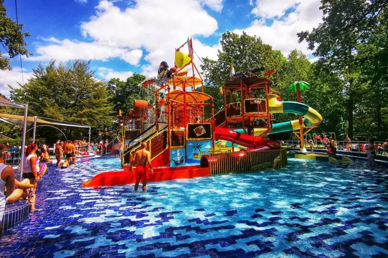 A Várfürdő kalózhajós élményparkja