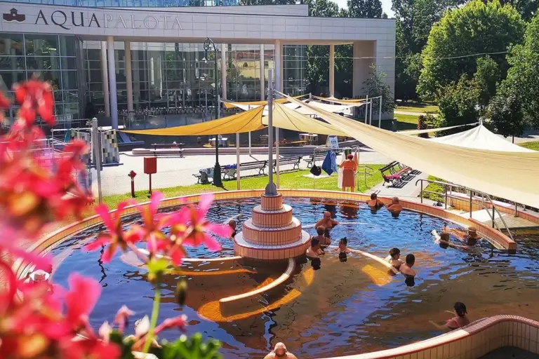 A Gyulai Várfürdő kültéri élménymedencéje az Aqua Palota előtt