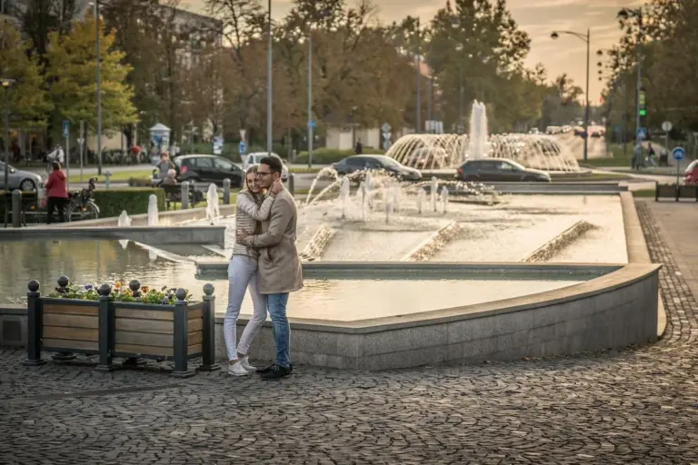 Pár a gyulai szökőkútnál ősszel