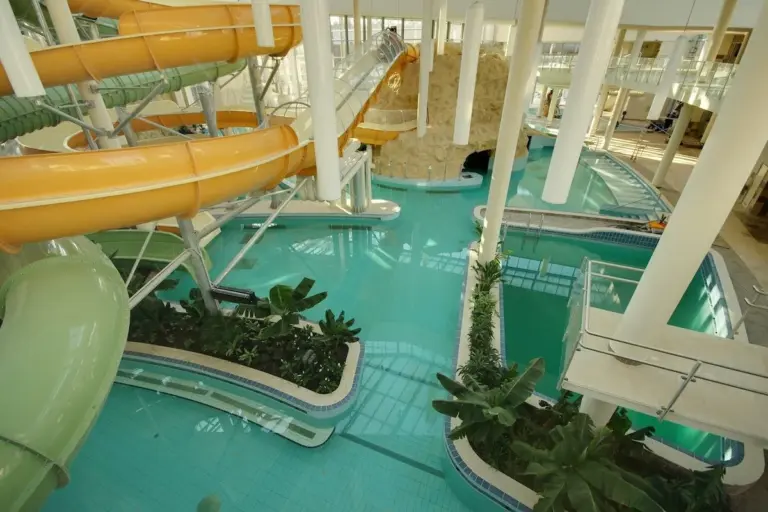 Csúszdák és medencék az Aqua Palota csarnokában