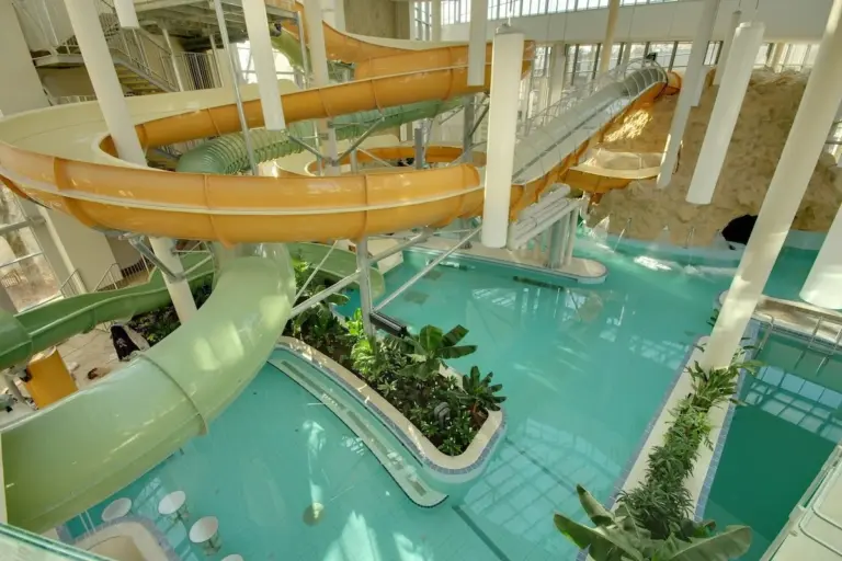 Az Aqua Palota csúszdái és medencéi felülről