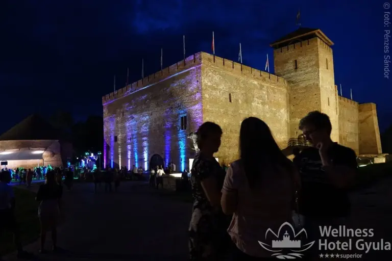 Kivilágított gyulai vár esti rendezvényen