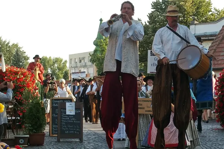 Gólyalábas mutatványosok a gyulai fesztiválon