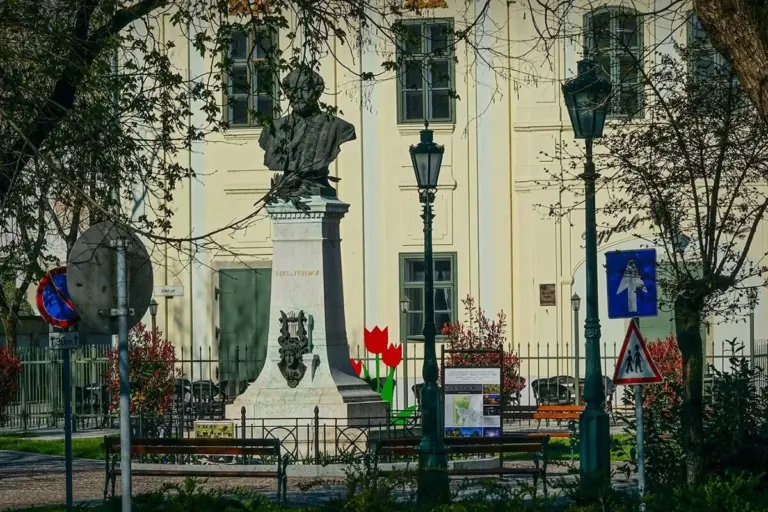 Szobor a gyulai belvárosban