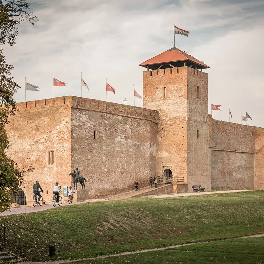 A gyulai téglavár kerékpárosokkal