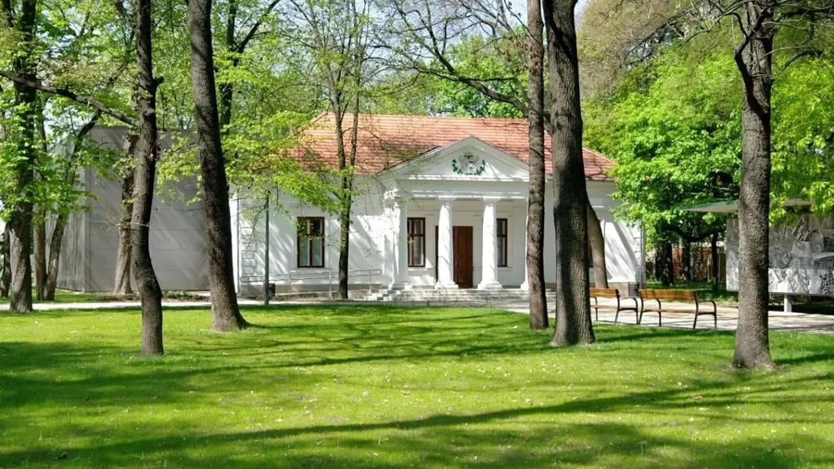 Klasszicista épület a gyulai parkban