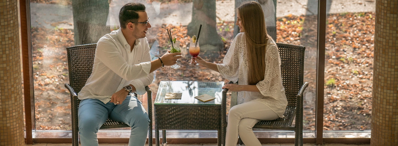 Pár koktélokkal a szálloda pihenőrészében