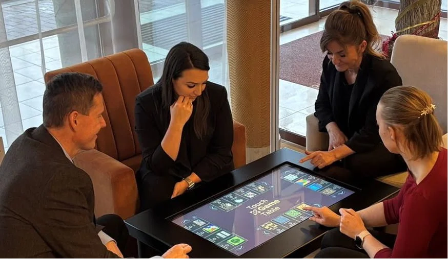Vendégek a Touch & Game Table játékasztalnál