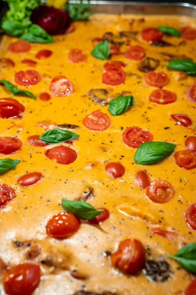 Frissen sült pizza paradicsommal és bazsalikommal