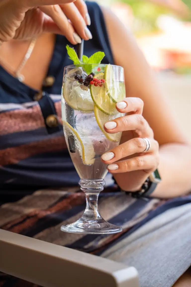 Vendég friss limonádéval a teraszon