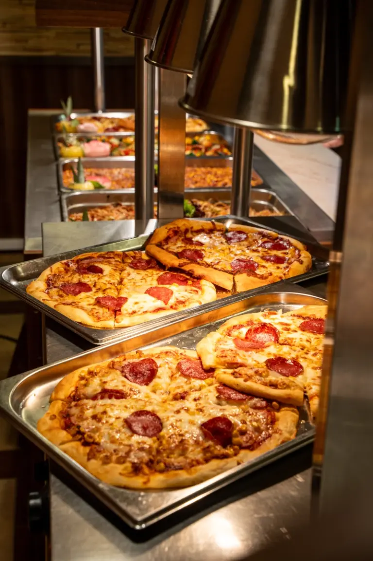 Frissen sült pizzák a büfében