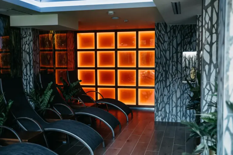 Relaxágyak sorban a relaxszobában