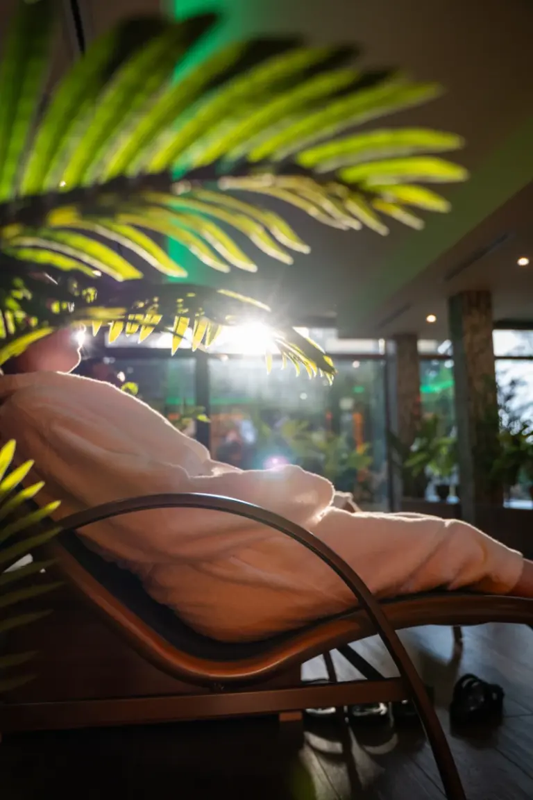 Vendég pihen a relaxszoba nyugágyán